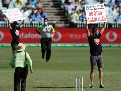 Protestors Jumped In Between Ind-Aus Match With NO $1B ADANI LOAN